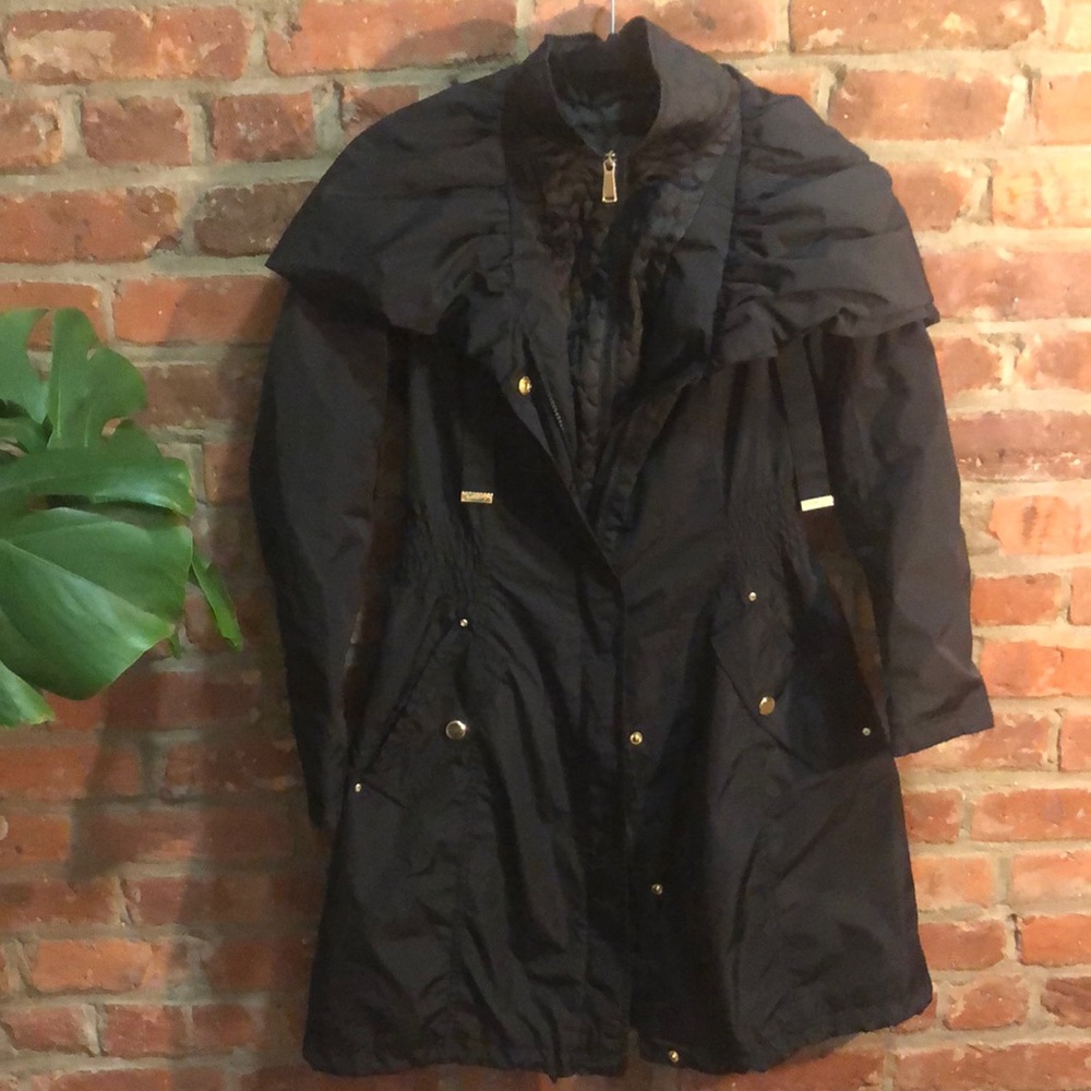 Coat 🧥 rain resistant! 🌧